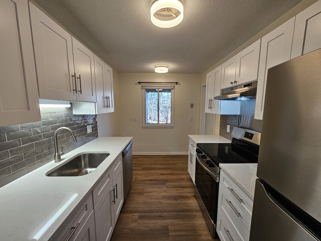 Completely updated kitchen with quartz countertops and stainless steel appliances - 93 Heritage Vlg