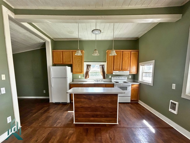 Building Photo - 3 bedroom, 1 bath cozy home