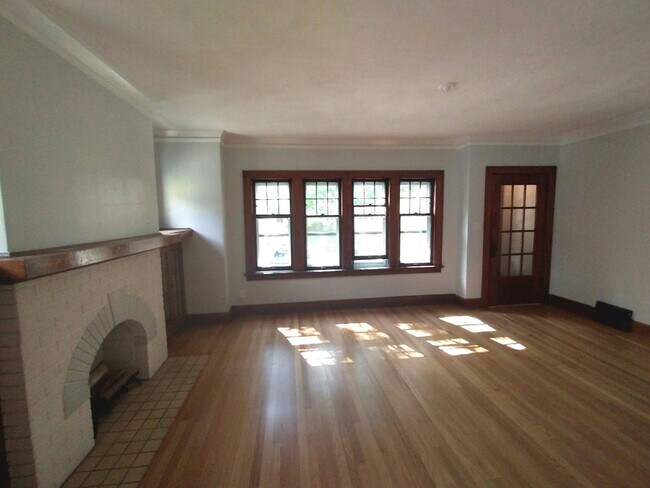 Foto del edificio - 3408-3410 North Bartlett Avenue, Unit Lower