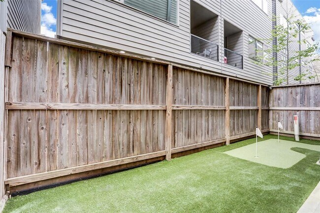 Foto del edificio - 2344 Commerce St