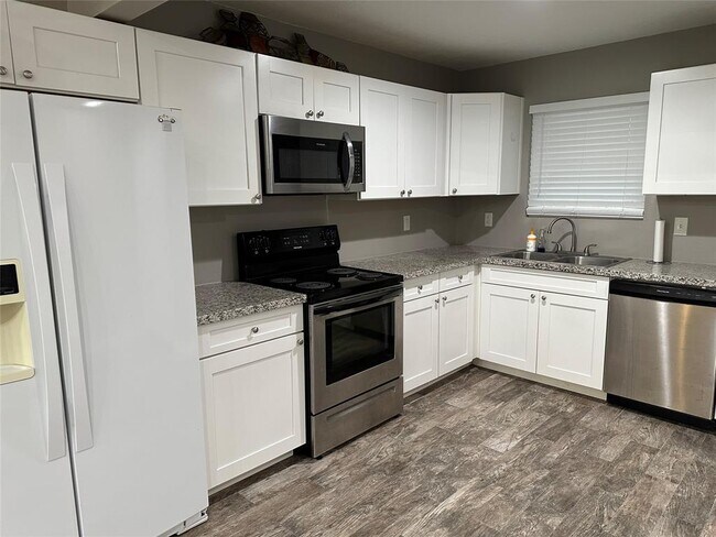 Building Photo - 3431 Balboa Cir