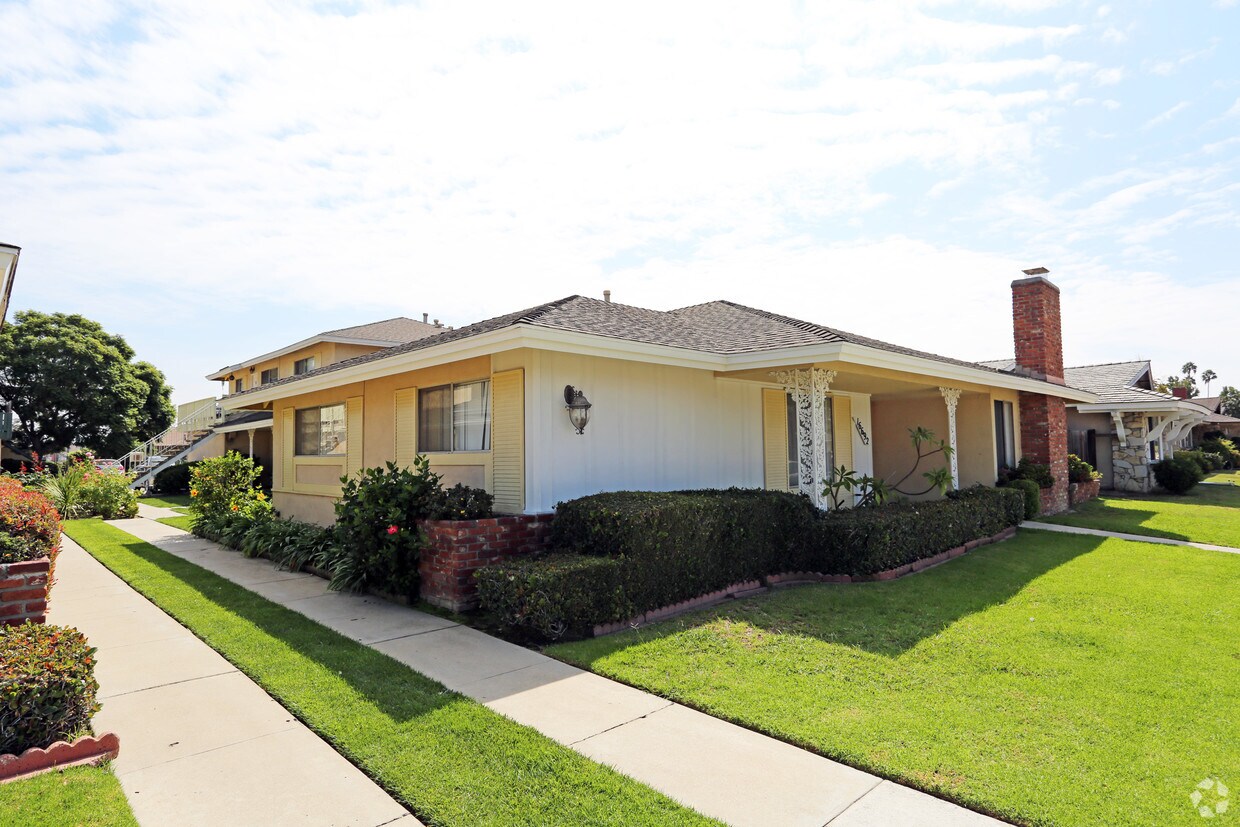 Primary Photo - 16692 Bartlett Ln