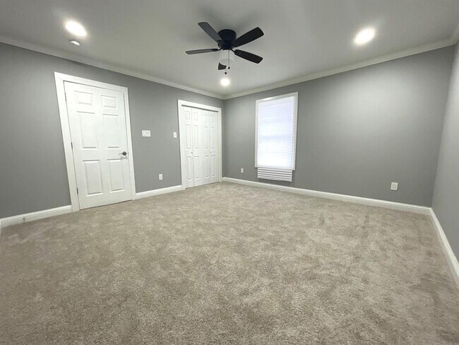 Building Photo - 300 Lakewood Dr