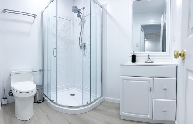 The Private bathroom - 5113 Ravensworth Rd