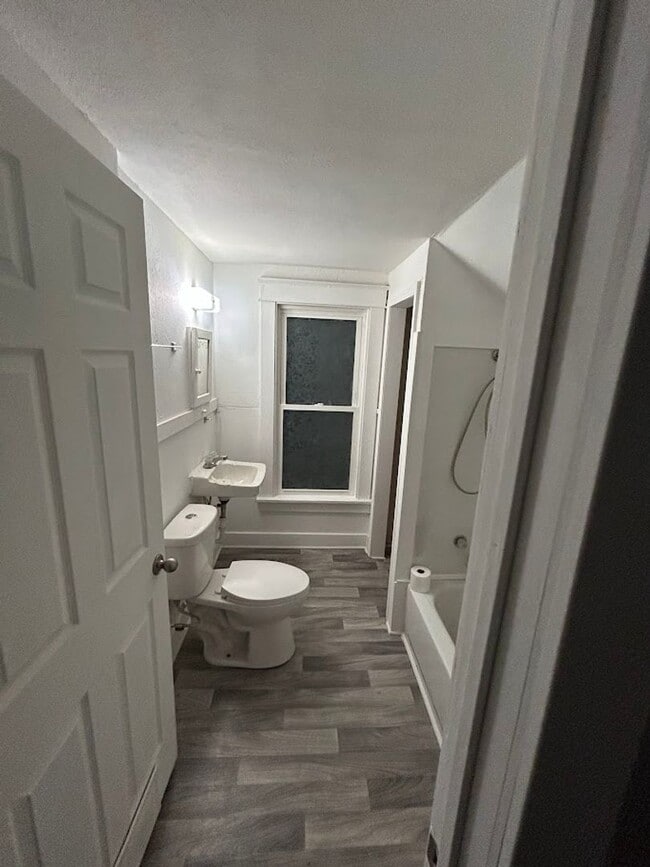 Foto del edificio - 323 4th Ave NE