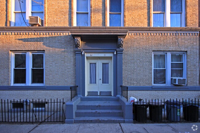 Foto del edificio - 61-31 Madison St