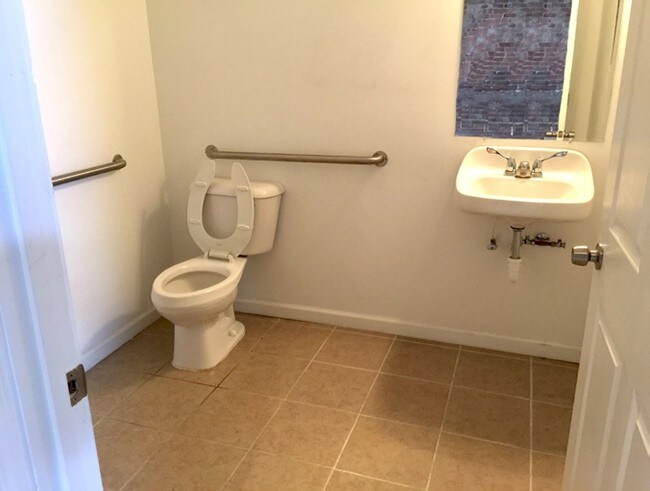 Baño - 7617 S Broadway