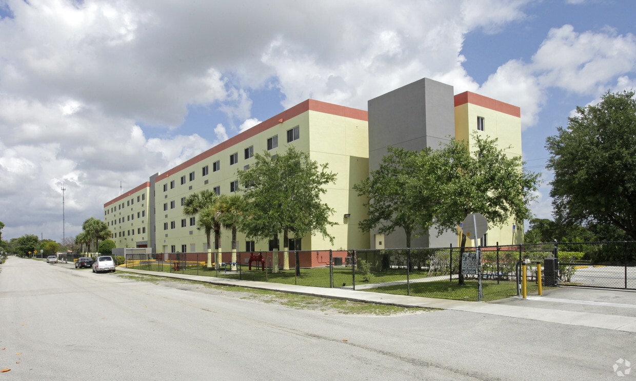 Primary Photo - Sierra Lake Apartments