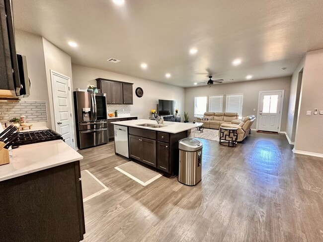 Foto del edificio - Modern 4-Bed, 3-Bath Home Built in 2023 – Spacious, Open Layout Near Lake