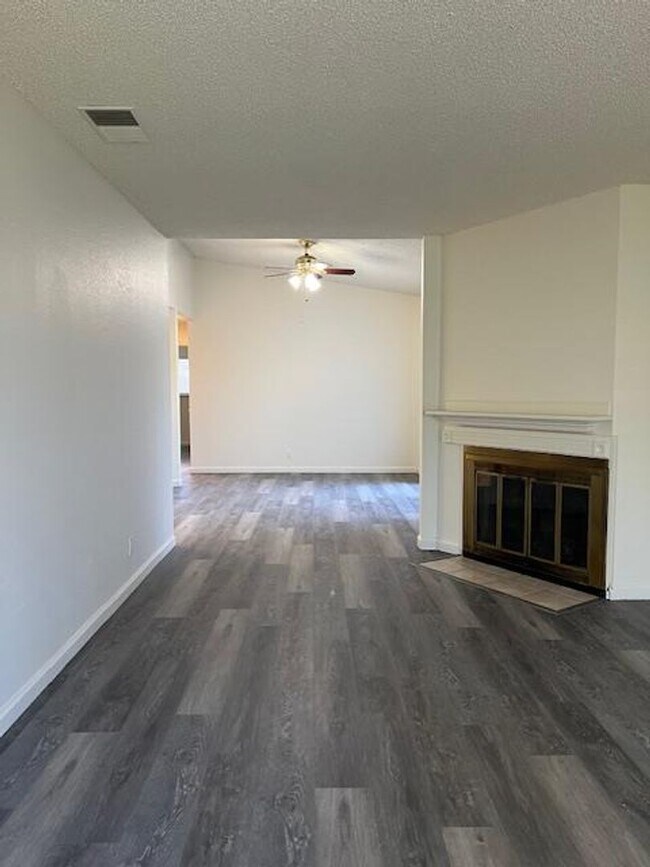 Foto del edificio - COMPLETELY REMODELED 2 BEDROOM DUPLEX IN ROCKLIN!!
