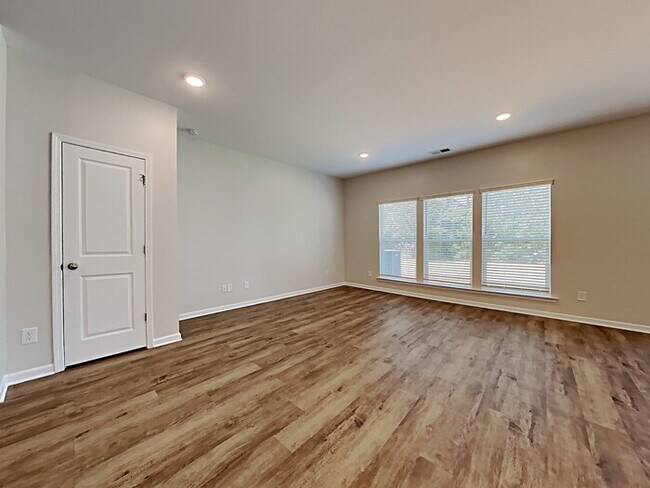 Foto del edificio - 451 Hager Lake Rd