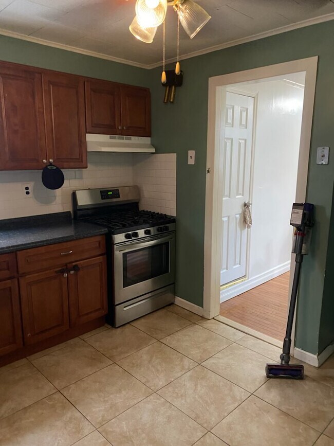 Kitchen - 1003 Columbia Ave