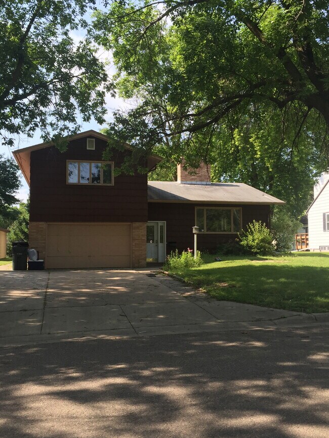 Building Photo - 628 Johanna Avenue Southeast
