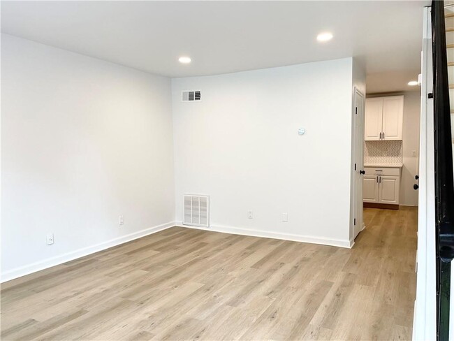 Building Photo - 359 Mimosa Dr