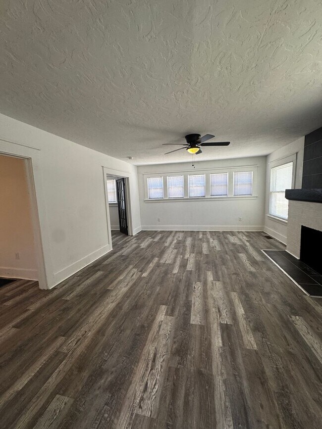 Building Photo - Adorable home located near Amarillo College 3/1/1