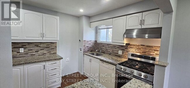 Building Photo - 882 Southdown Dr