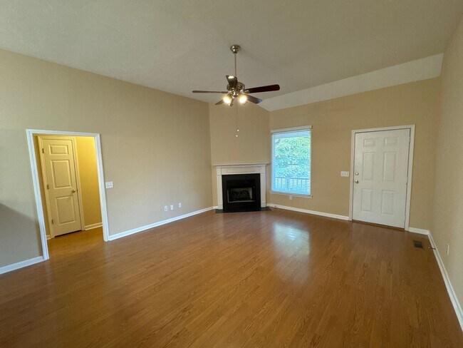 Foto del edificio - Spacious 3-Bedroom Home with Garage & Larg...