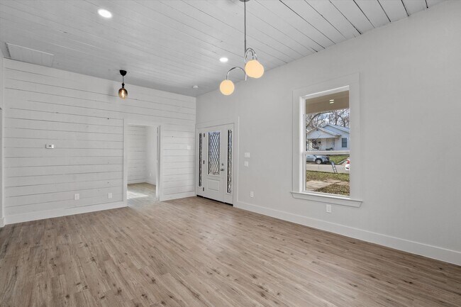 Foto del edificio - Outstanding Remodeled 3 Bedroom, 2 Bath Ho...