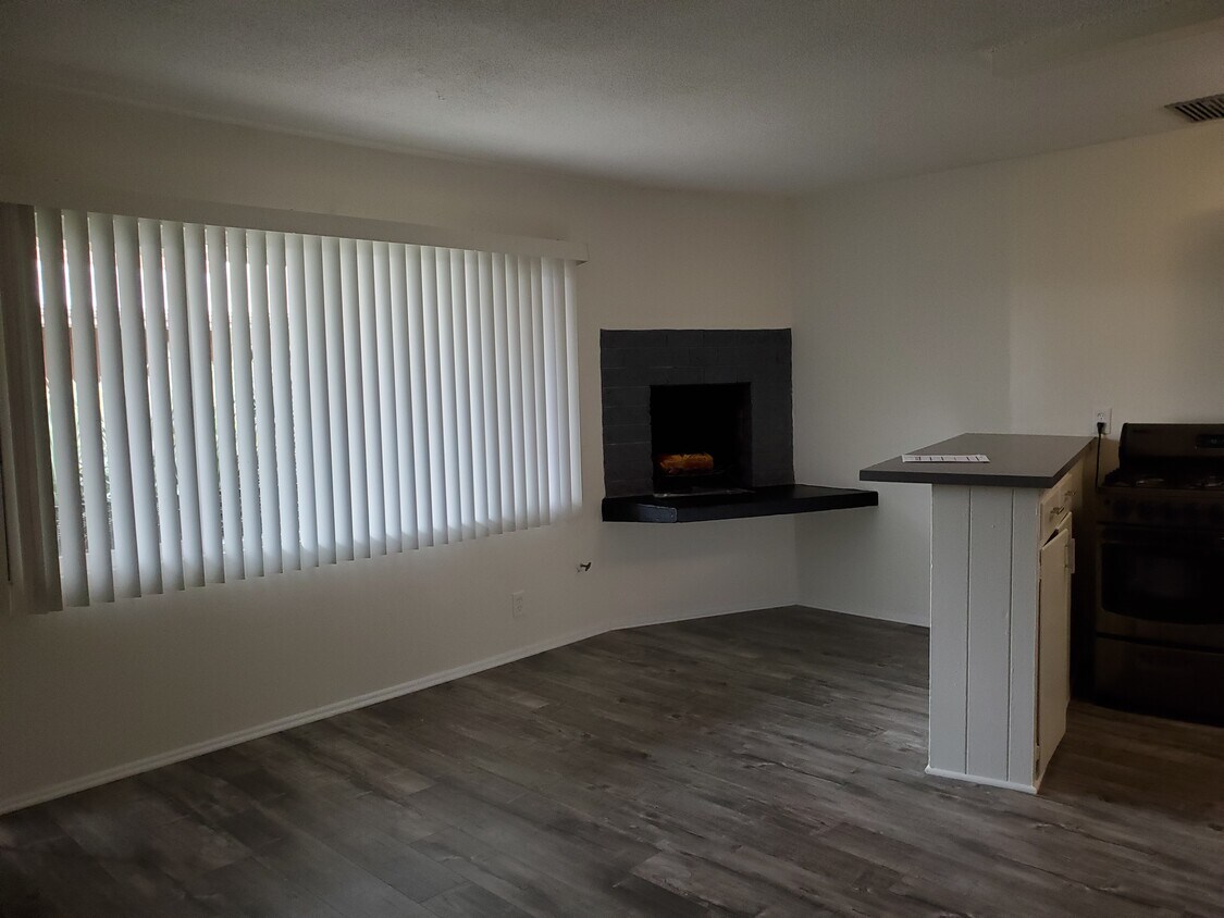 Living room - 817 9th St