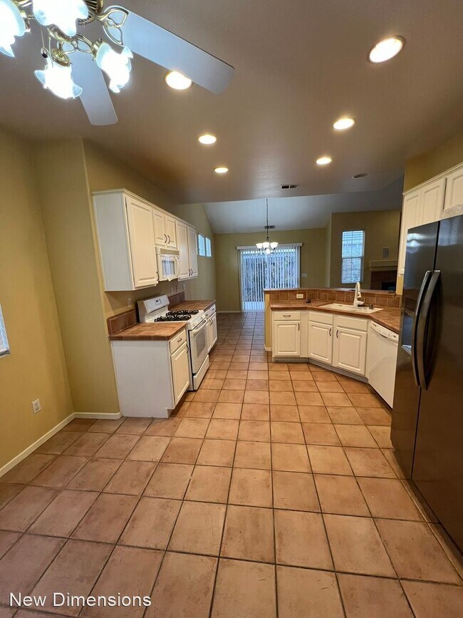 Building Photo - 3 br, 2.5 bath House - 9665 Otter Way