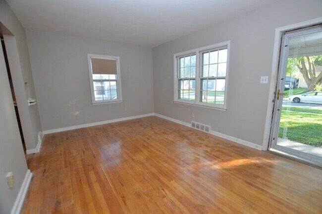 Building Photo - Cute Merle Hay Home!