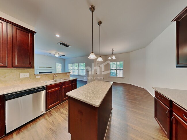 Foto del edificio - 746 Sycamore Springs Dr