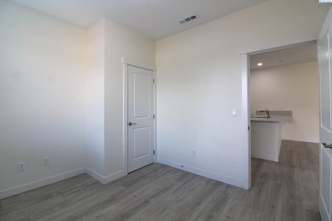 Building Photo - 3 Bed/2.5 Bath + Flex Room Townhouse in Ke...