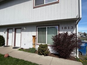 Building Photo - 1813 E 3rd Ave