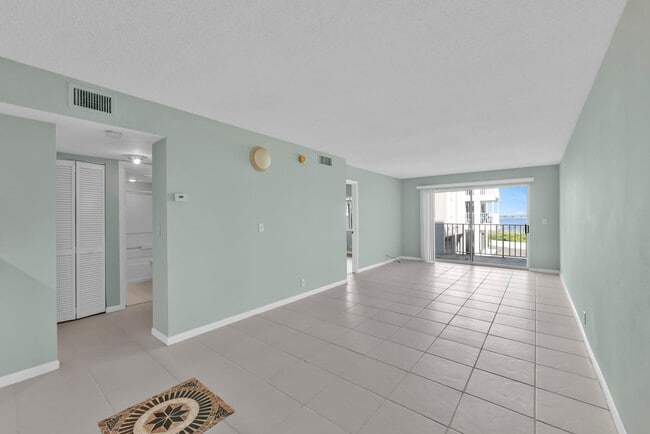 Bright livingroom. - 2885 Palm Beach Blvd