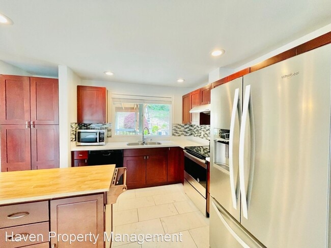Foto del edificio - 5 br, 2 bath House - 5614 17th Ave SW