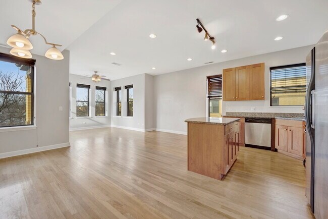 Building Photo - 4817 N Kimball Ave