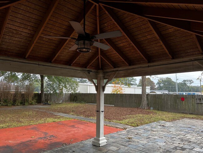 Foto del edificio - 3 Bedroom, 2 Bathroom, Brick Home with large yard