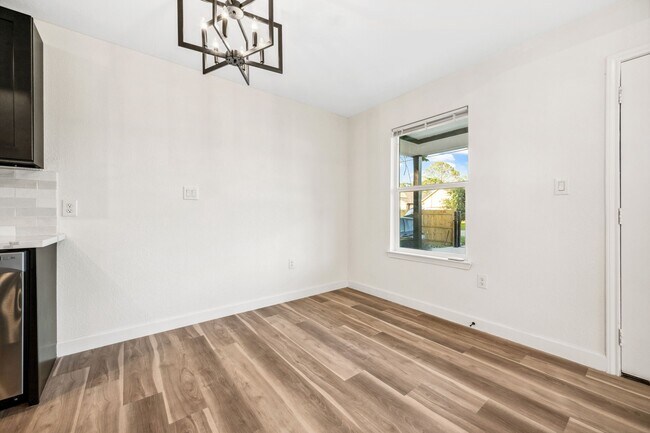 Foto del edificio - 6321 Joe Louis Ln