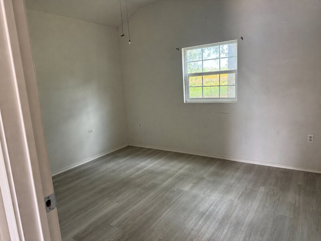 Building Photo - 685 Englehart