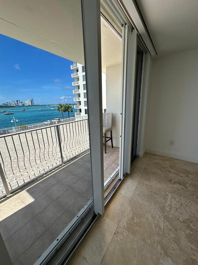 Foto del edificio - 10350 W Bay Harbor Dr