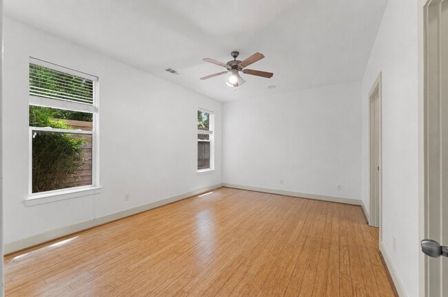 Building Photo - 1121 Moy St