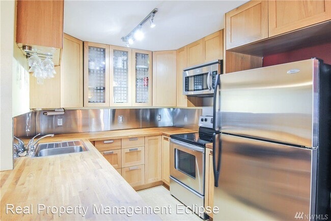 Building Photo - 1 br, 1 bath House - 3825 NE 155th PL Unit...