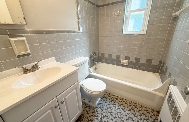 Building Photo - 922-926 Ludlow Avenue