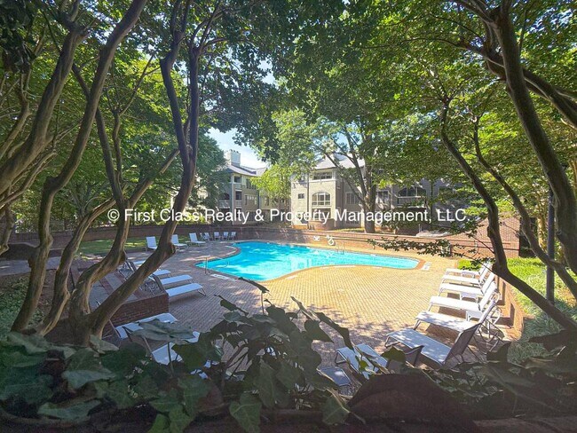 Building Photo - 741 Bishops Park Dr