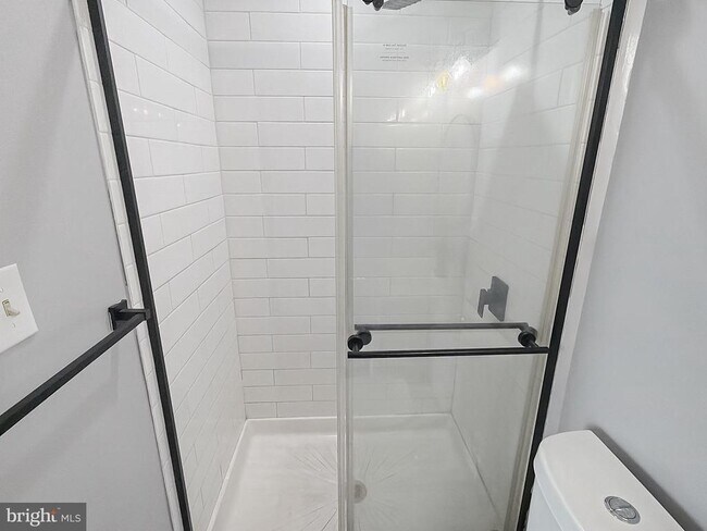 Building Photo - 733 N Linwood Ave