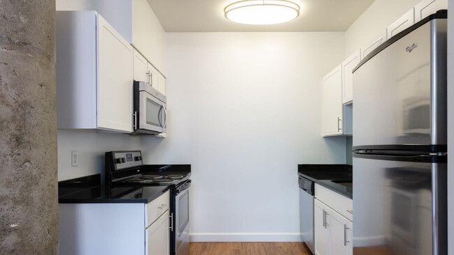 Cocina con electrodomésticos de acero inoxidable - Lofts at Kendall Square