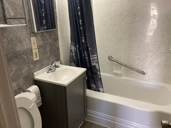 Building Photo - Cute 2 bed 1 bath!