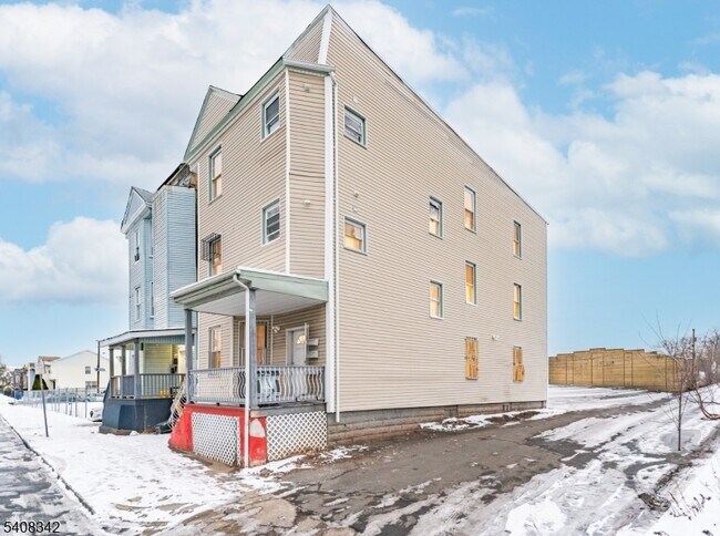 Building Photo - 528 S 13th St