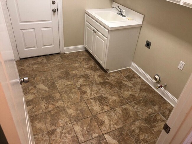 Foto del edificio - AVAILABLE JUNE 1-UNIVERSITY TERRACE 4/2-NE...