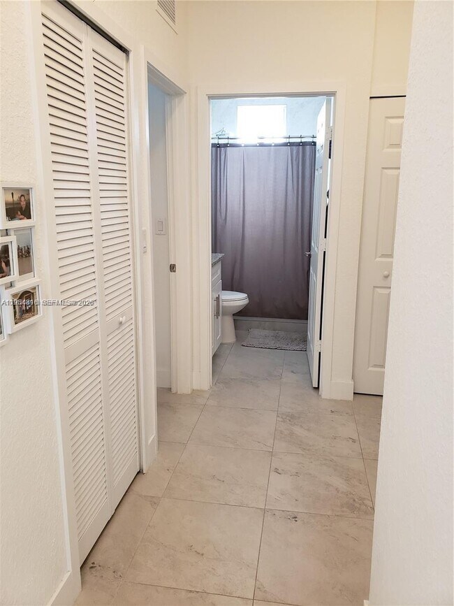 Foto del edificio - 701 NW 127th Pl