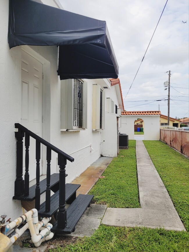 Building Photo - 1634 NW 29th Ct