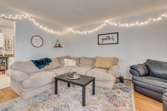 Foto del edificio - HUGE home with unique layout near U of MN - 5 bed 2 bath