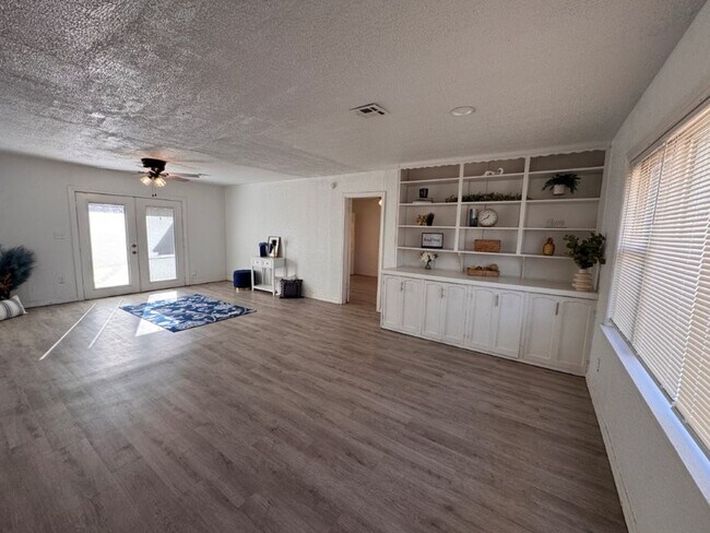 Foto del edificio - 2 bed 2 bad!  New paint, new flooring, new range, fenced yard!