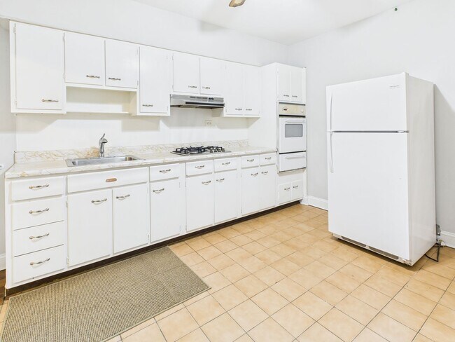 Foto del edificio - Huge 4 bed 2 full bath home in the heart of Fairmount.