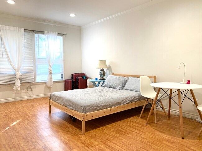 Foto del edificio - 301 N Sycamore Ave